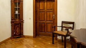 przestronny korytarz lokalu na wynajem