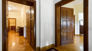 przestronny korytarz lokalu na wynajem