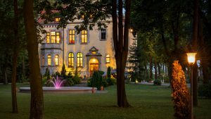 nocny widok budynku willi