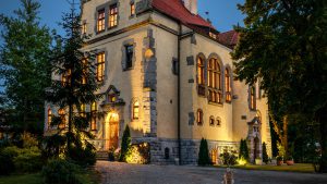 nocny widok budynku willi