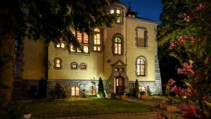 nocny widok budynku willi