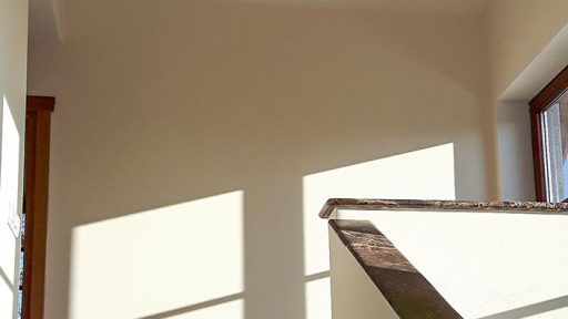 widok klatki schodowej w domu do wynajęcia