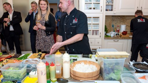 przygotowanie sushi podczas firmowej imprezy