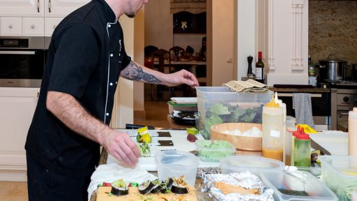 przygotowanie sushi podczas firmowej imprezy