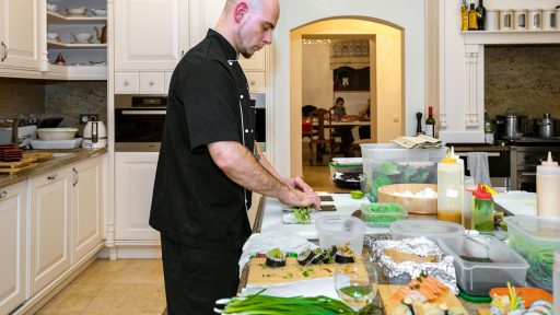 przygotowanie sushi podczas firmowej imprezy