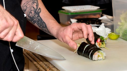 przygotowanie sushi podczas firmowej imprezy