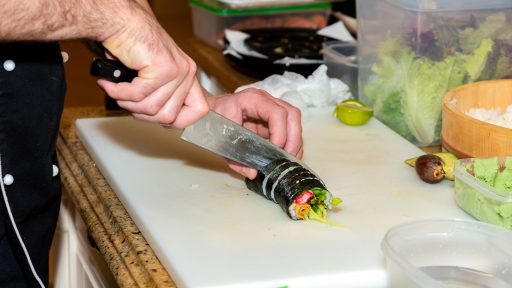 przygotowanie sushi podczas firmowej imprezy
