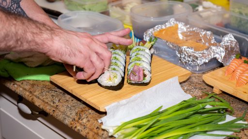 przygotowanie sushi podczas firmowej imprezy