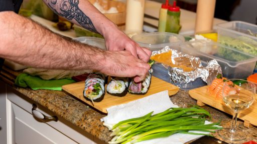przygotowanie sushi podczas firmowej imprezy