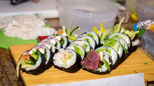 przygotowanie sushi podczas firmowej imprezy