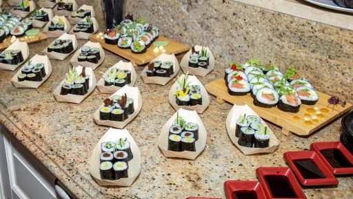 przygotowanie sushi podczas firmowej imprezy