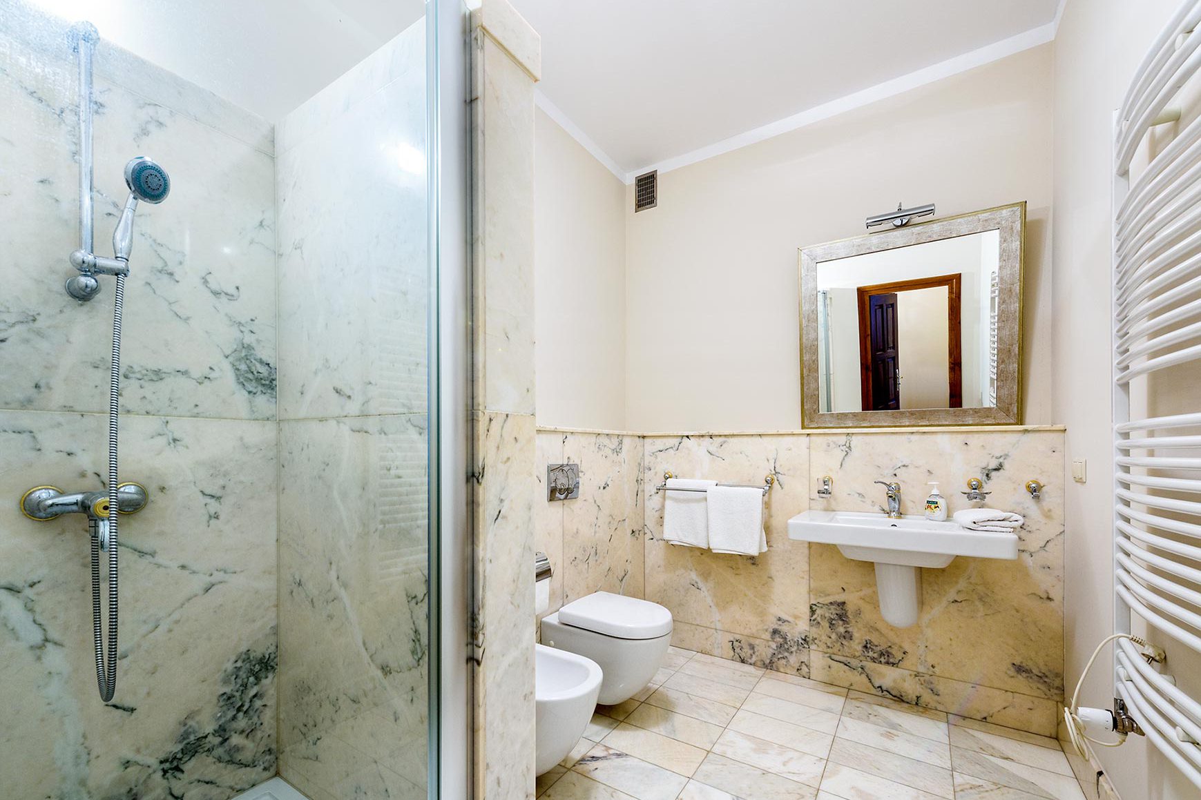 Eleganckie, wykończone marmurem pomieszczenie łazienki