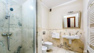 Eleganckie, wykończone marmurem pomieszczenie łazienki