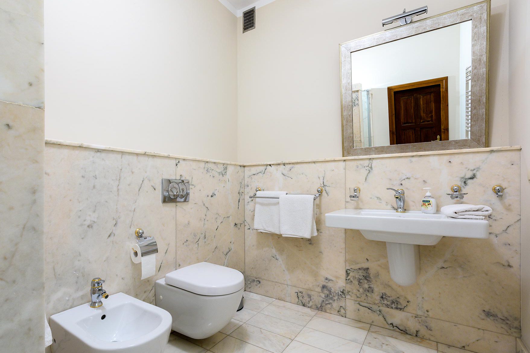 Eleganckie, wykończone marmurem pomieszczenie łazienki