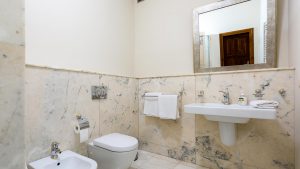 Eleganckie, wykończone marmurem pomieszczenie łazienki