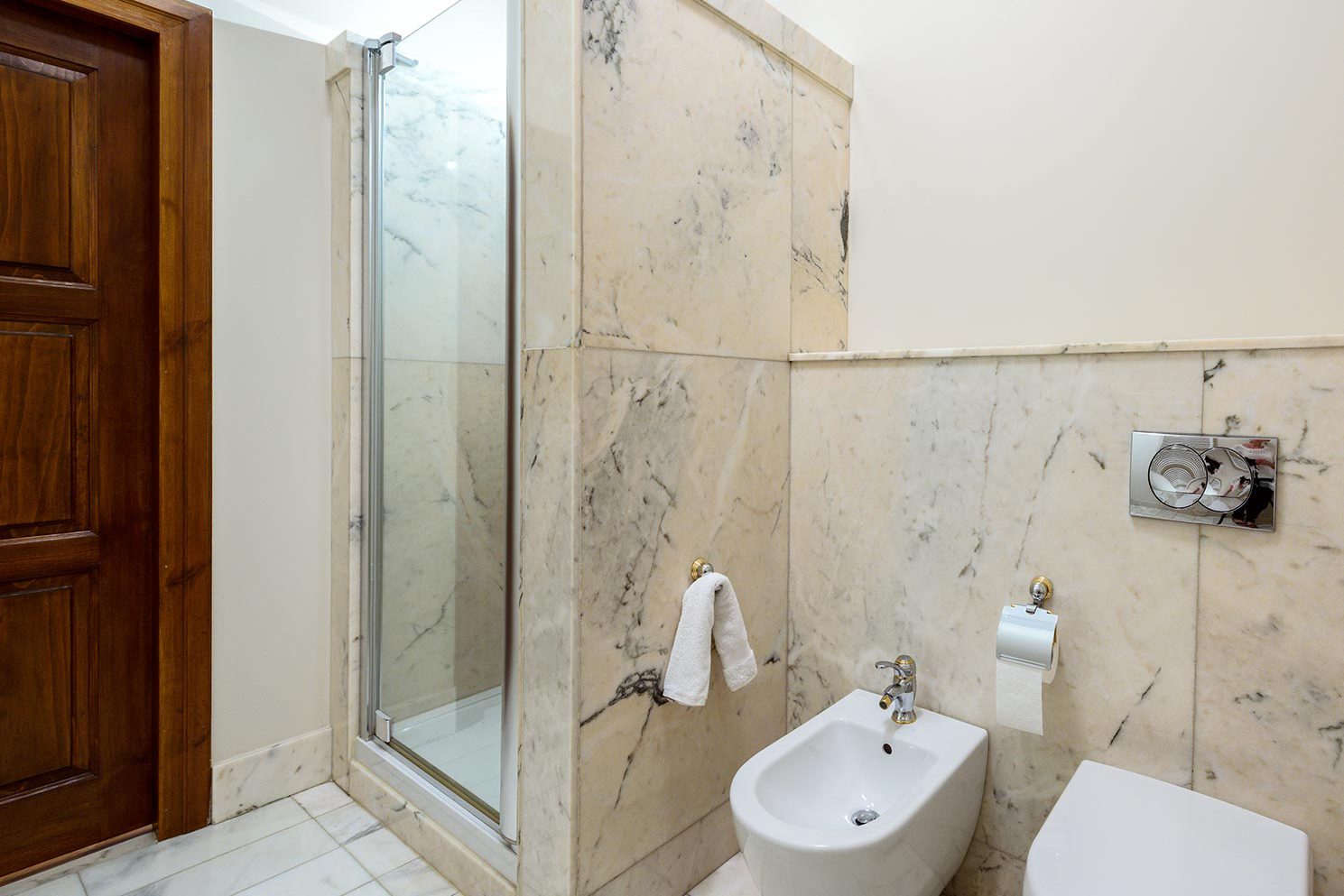 Eleganckie, wykończone marmurem pomieszczenie łazienki