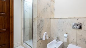 Eleganckie, wykończone marmurem pomieszczenie łazienki