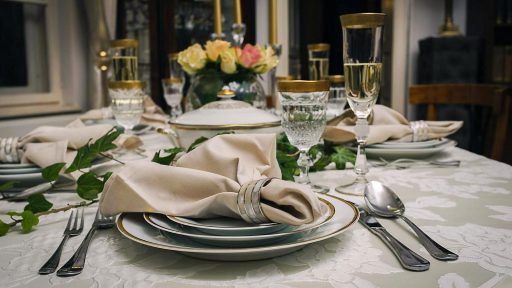 nakrycie stołu podczas spotkania