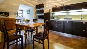 Przestronna w pełni wyposażona i umeblowana kuchnia