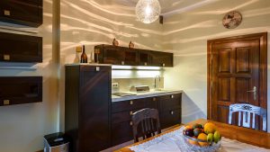 Przestronna w pełni wyposażona i umeblowana kuchnia