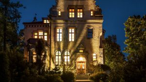 nocny widok budynku willi