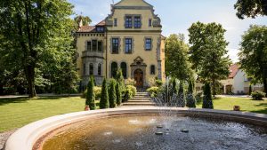 widok wejścia do willi