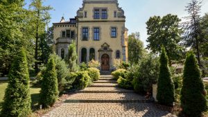 widok wejścia do willi