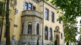 widok wejścia do willi