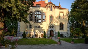 widok wejścia do willi