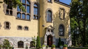 widok wejścia do willi