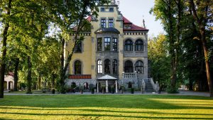 dzienny widok budynku willi