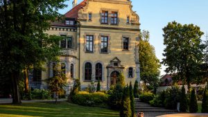 dzienny widok budynku willi